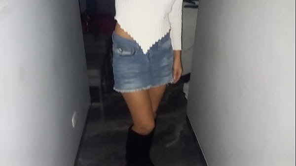 Follando en un hotel con mi secretaria, le prometi un aumento de sueldo.