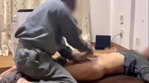 朝勃ちしたデカチンを優しく手コキしてあげる爆乳彼女あまりの気持ちよさに大量射精　亀頭責め　M男　ぶっかけ　巨根　スレンダー　巨乳　かわいい　超美女　投稿　個人撮影　素人　日本人　えむゆみ　カップル