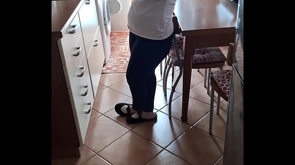 Entro in casa della mia amante e la scopo mentre parla al telefono con una sua amica