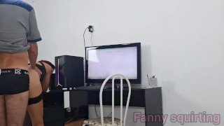 Safada sozinha em casa sem calcinha recebe técnico da net!