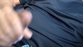 Batendo punheta na rua movimentada no intervalo do almoço