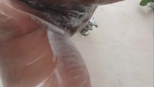 I warm up in the shower. Me caliento en la ducha,,,,,