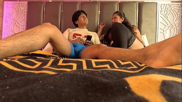 Invite al cine a la hermanastra de mi mejor amigo, luego del cine ella me agradecio con una mamada tan rica que me corri en su boca y luego en su coñito humedo