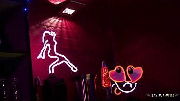 Group sex in the strip club with the blonde and brunette milfs begins with DP