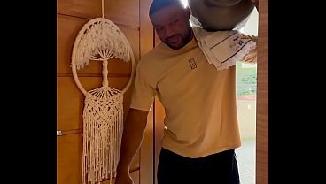 Loirinha casada hotwife safada paga entregador negão BBC usando xerecard enquanto o marido corno cuckold não tá em casa!  – COMPLETO NO RED