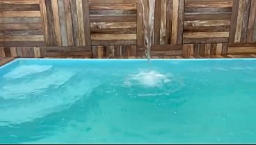 MINHA ESPOSA DANDO PRA UM FÃ NA FRENTE DO CORNO NA PISCINA