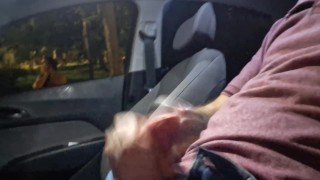 Masturbaçao arriscada para ruiva que estava no ponto de onibus.