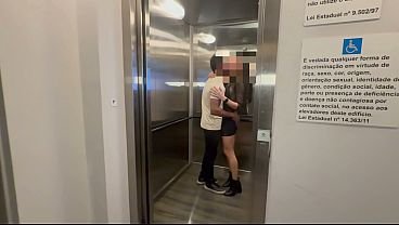 fodi com bombado pauzudo e fiz o corninho filmar tudo. Casada safada, humilha corno manso, pede rola e leite para o macho e faz o corno gravar a foda