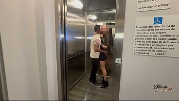 Hotwife Brazileira fode com vizinho personal na varanda do condominio – Casada safada trai o marido corno manso com personal pauzudo e se exibe dando para o macho na varanda do condominio