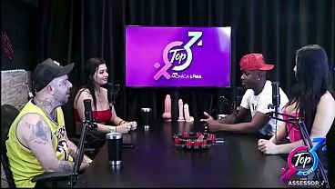 Jefao, o pauzudo mais famoso do brasil fodeu a Karen Oliver e Monica lima ao vivo durante o topcast. – O zero um do porno fodendo Monica Lima e Karen Oliver RED2