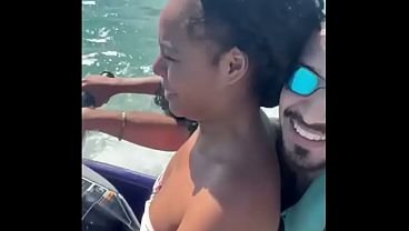 Novinha Brasileira deliciosa da perdido no corno manso e vai fuder com o instrutor de jetski no mar longe de marido corno.