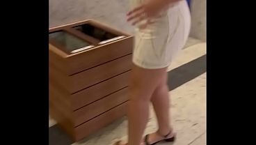 Corno manso leva esposinha safada para passear no shopping mas ela encontrou um negão que arrombou ela dentro e fora do carro no estacionamento. Marido corno viu tudo.