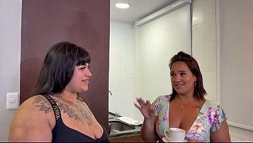 Minha esposa pediu pra amiga dela me dar a buceta por que ela estava cansada eu gozei tanto que ela ficou com ciúme da amiga puta