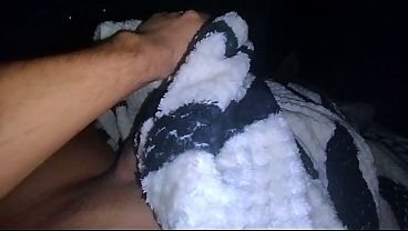 Uff, está a punto de explotar: Mirón pajero viéndolo todo se masturba furiosamente viendo fotos prohibidas, SE CORRE